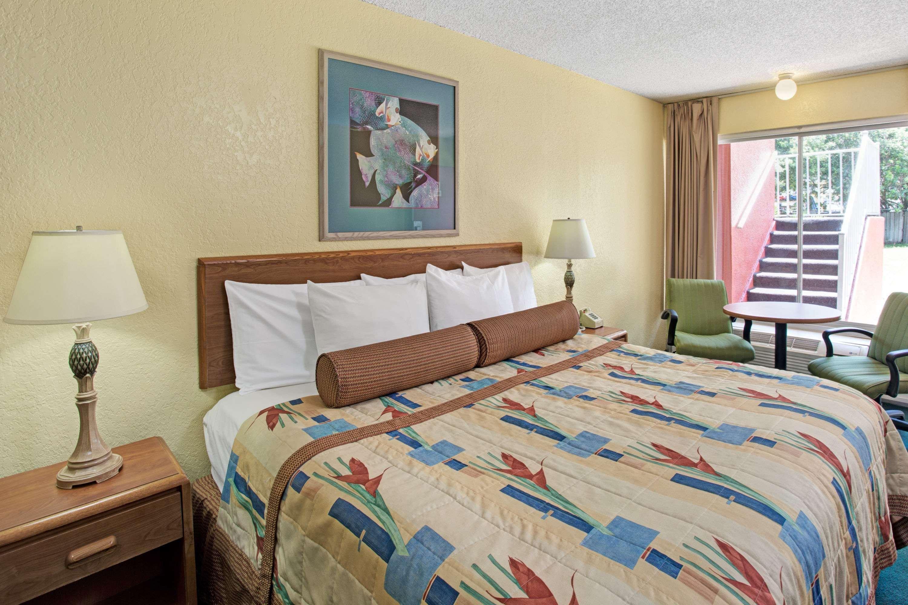 Days Inn By Wyndham Cocoa Cruiseport West At I-95/524 Eksteriør billede